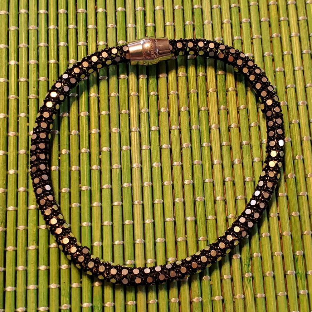 Bracelet with magnetic closure